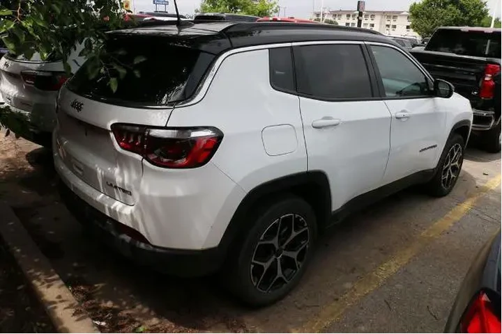 $26995 : Jeep Compass 2025 4x4 Limite image 6