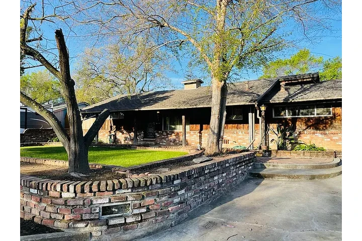 $1300 : SPACIOUS SINGLE STORY image 3