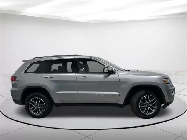 $21790 : Pre-Owned 2021 Grand Cherokee image 2