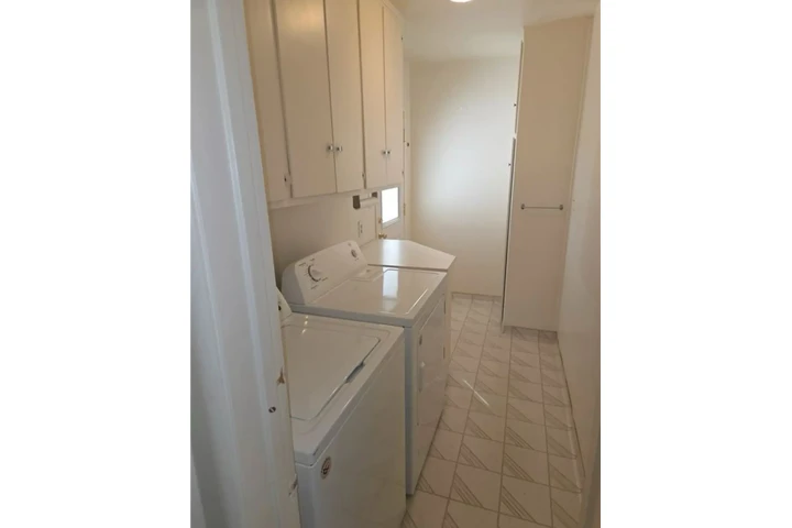 $2480 : 3 Bedroom 2Bath House in LA image 8