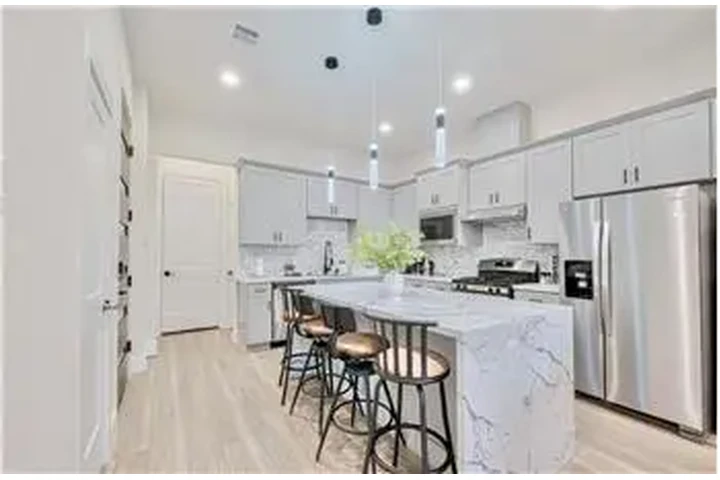 $3800 : Rental property with 3 bedro image 1