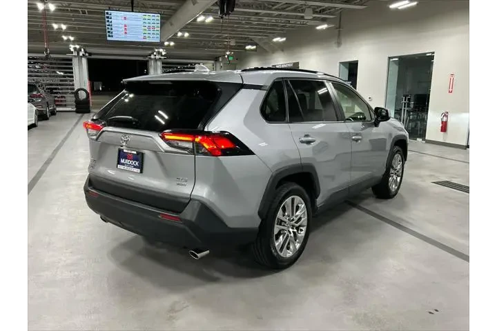 $24880 : Toyota RAV4 2020 AWD XLE Pre image 7
