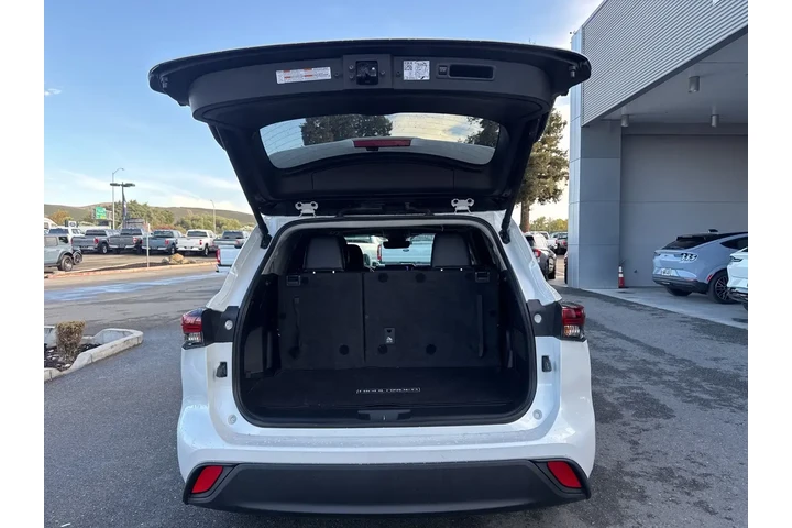 $38999 : Toyota Highlander 2024 LE 4d image 6