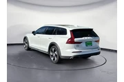 $24452 : Volvo V60 Cross Country 2021 thumbnail