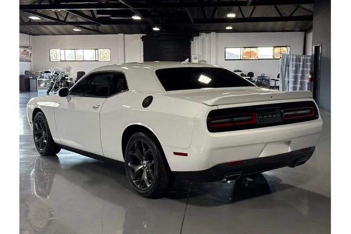 2019 Dodge Challenger SXT Coup image 3