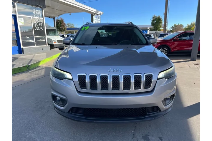 2019 Cherokee Latitude 4WD image 2