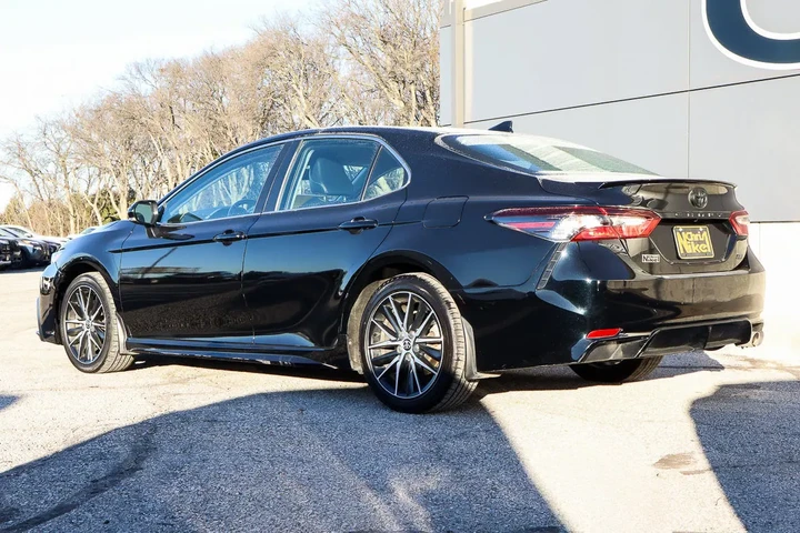 $22488 : 2023 Camry SE Auto image 6