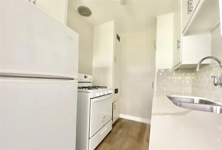 $1300 : 1-Bed 1-Bath available image 3