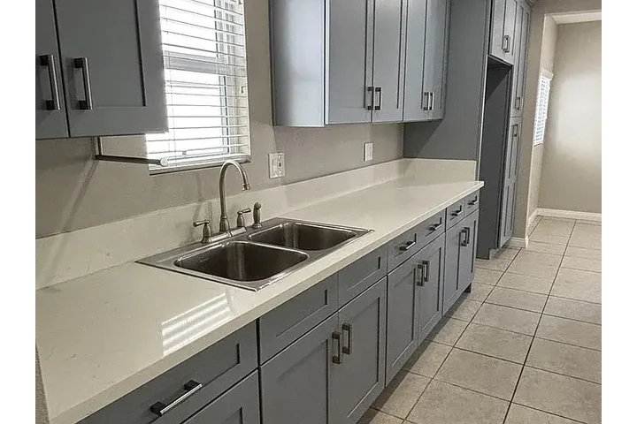 $800 : beautifully refreshed 2-bed ! image 6