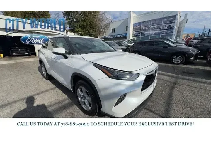 $31388 : Toyota Highlander 2024 LE 4d image 7
