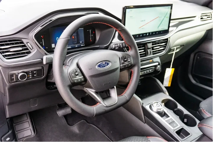 $27977 : Ford Escape 2025 ST-Line 4dr image 8