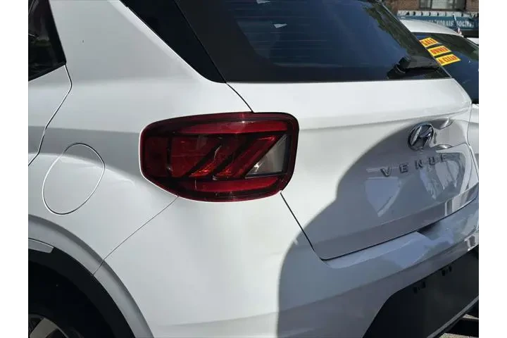 $17499 : Hyundai VENUE 2022 Limited 4 image 8