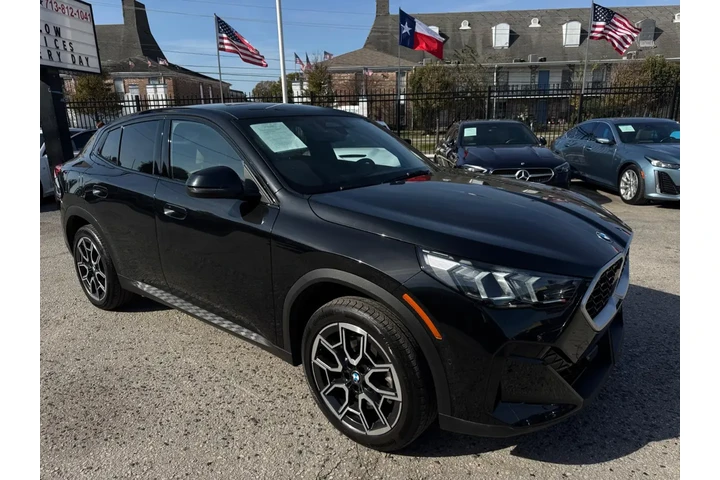 2025 BMW X2 xDrive28i image 3