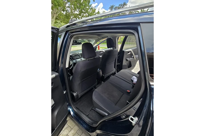 $11000 : 2018 rav4 XLE image 7