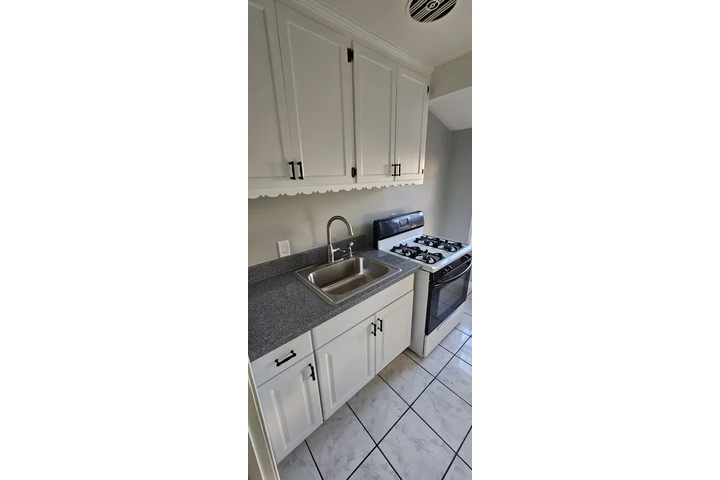 $1550 : BELL GARDENS - STUDIO image 4