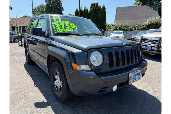 2011 Patriot Latitude image 3