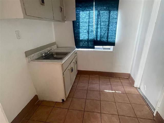 $800 : *Studio Apartment available image 2