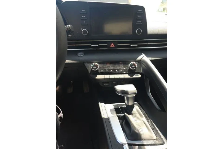 $19083 : Hyundai ELANTRA 2023 SEL 4dr image 2