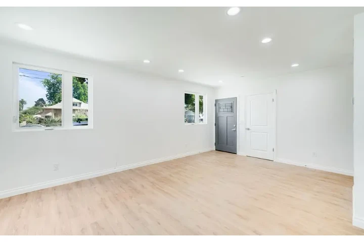 $2500 : 3bd and 2bath for rent at LA image 7