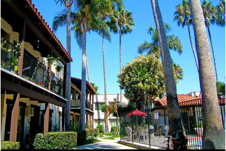 $1200 : Luxury home image 4