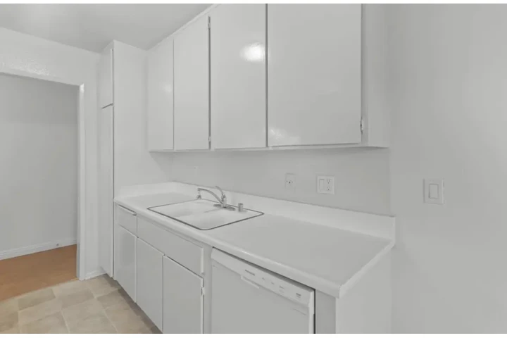 $1500 : 1 Bed 1 Bath Apt in Carson image 2