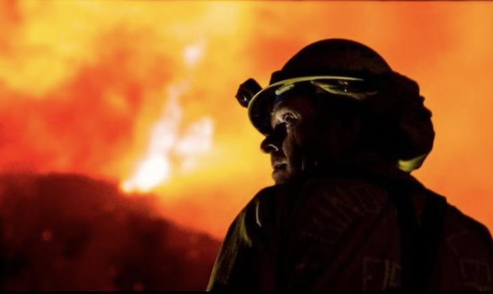 bombero trabajando en el incendio de la ciudad