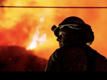 bombero trabajando en el incendio de la ciudad