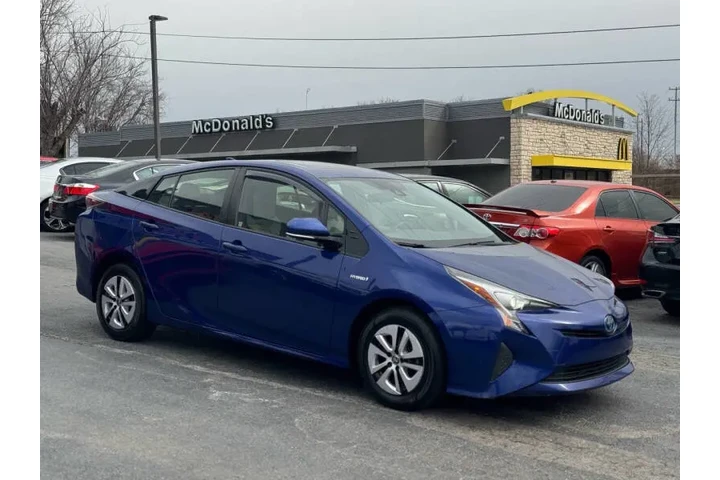$13785 : 2017 Prius Three image 5