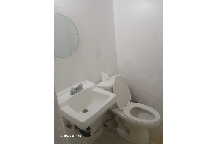 $750 : Se renta 1 cuarto para mujer image 2