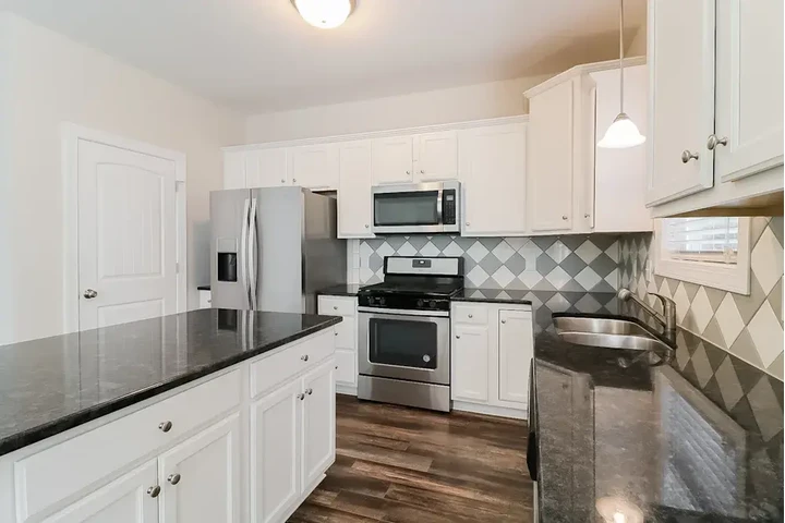 $1040 : Comfortable Apartment image 3