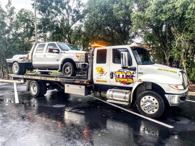 Tow Truck in Tampa Bay image 3