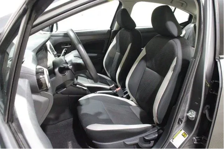 $13998 : Nissan Versa 2021 SV 4dr Sed image 3