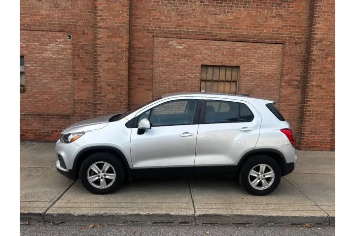 $9400 : 2018 Trax LS image 5
