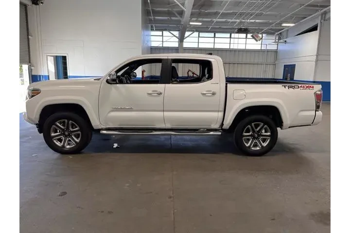 $29959 : Toyota Tacoma 2017 4x4 Limit image 2