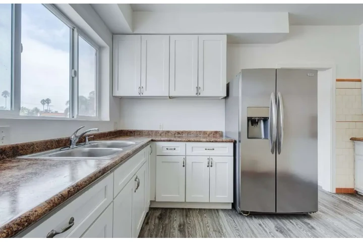 $1900 : 2 Bedroom Apt in James M Wood image 5