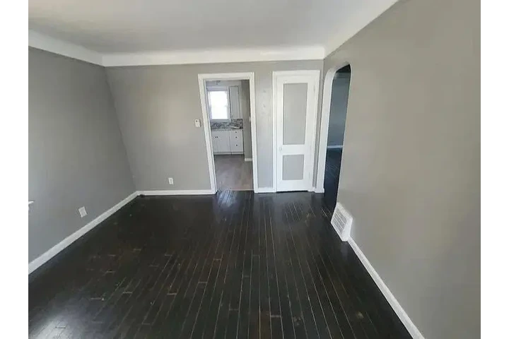 $900 : Private Home image 3