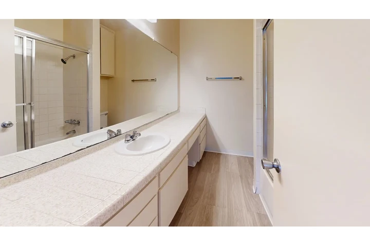 $1000 : The Ray Apartments image 4