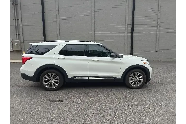 $29990 : Ford Explorer 2023 XLT 4dr S image 2