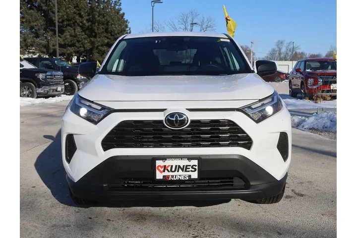 $25877 : Toyota RAV4 2024 AWD LE 4dr image 3