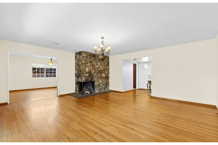 $2500 : 3 Bed 2 Bath  W Adams Blvd, LA image 3