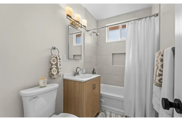 $2050 : Beautiful 2 Bed in Compton image 9