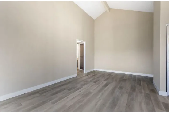 $2495 : 3 Bedroom Apt in koreatown LA image 3