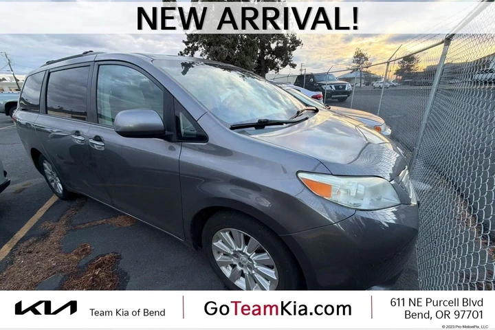 $12947 : Toyota Sienna 2011 AWD XLE 7 image 1
