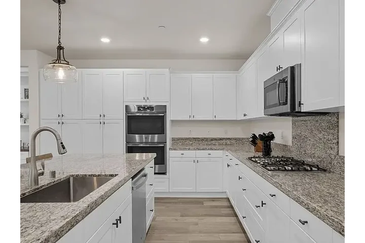 $2000 : HOUSE FOR RENT image 3