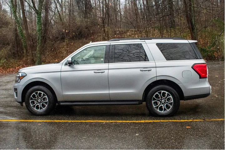 $33795 : Ford Expedition 2024 4x2 XLT image 4