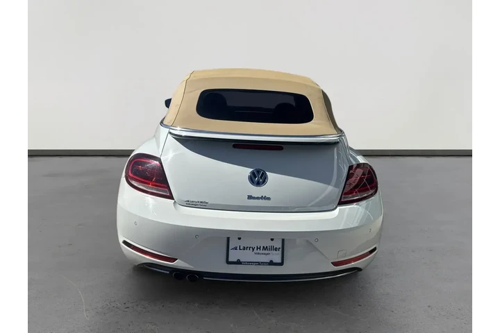 Volkswagen Beetle Convertibl image 5