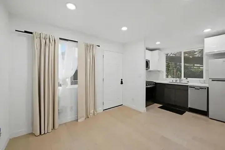 $1000 : 2 beds 1 baths for casa image 2