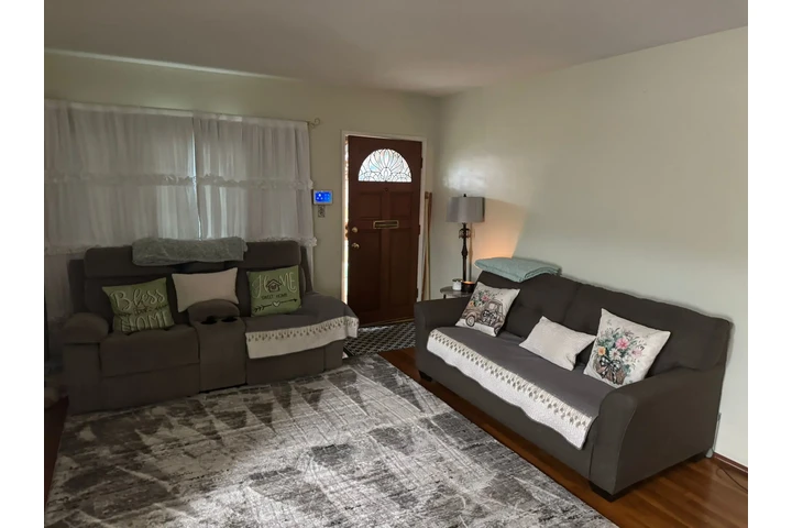 $880 : Rento Recama $880 Lakewood image 3
