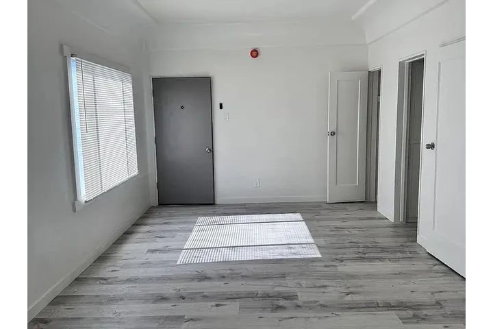 $1300 : Hot 1bd 1ba @Huntington image 3