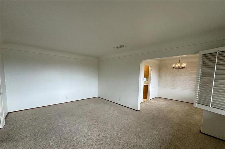 $2400 : Lovely Single-Family Home image 3